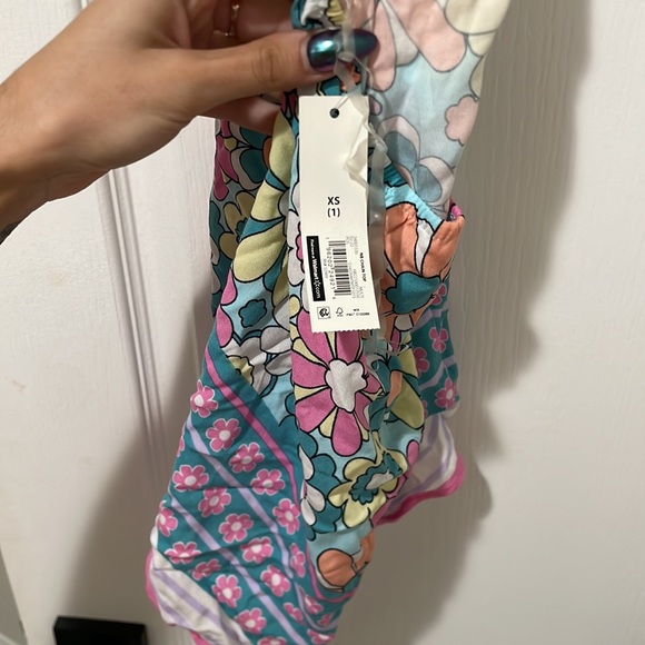 Cute adjustable “bandana” shirt. - Picture 3 of 4